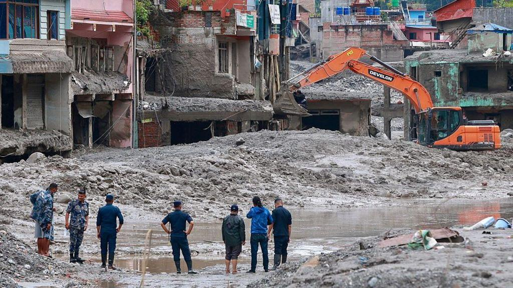 Nepal Flood Loot: बाढ़ में बहकर आई तिजोरी से 92 लाख की लूट