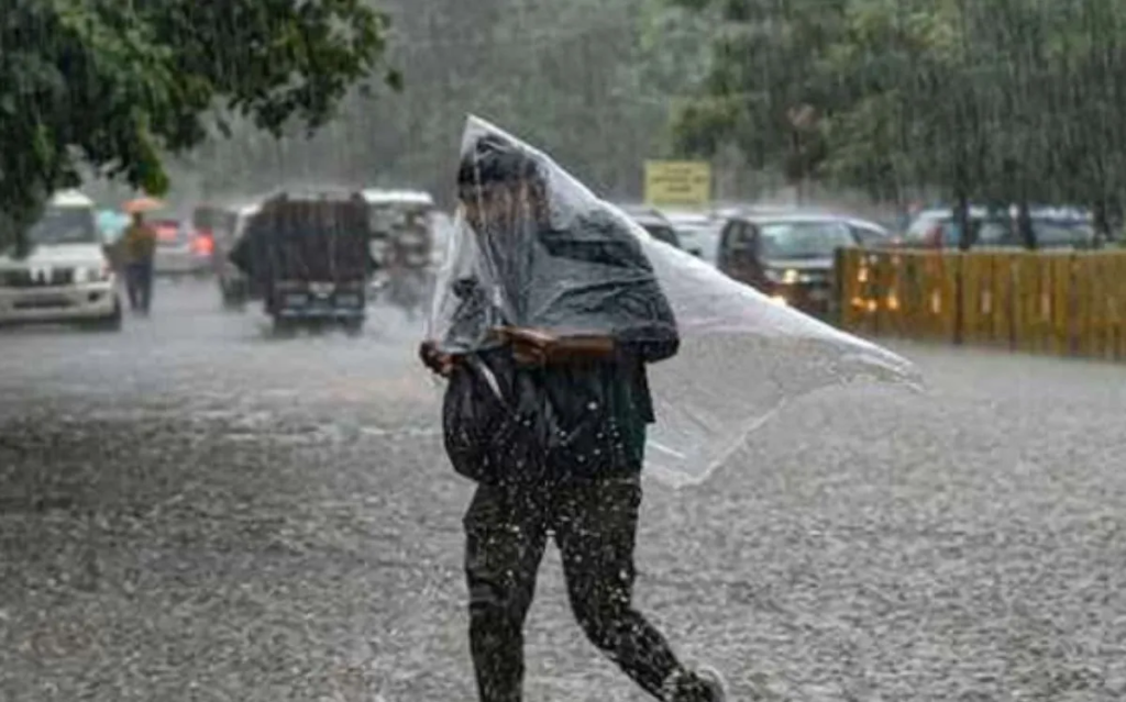 बारिश के बीच मौसम विभाग का भारी बारिश और बिजली गिरने का अलर्ट