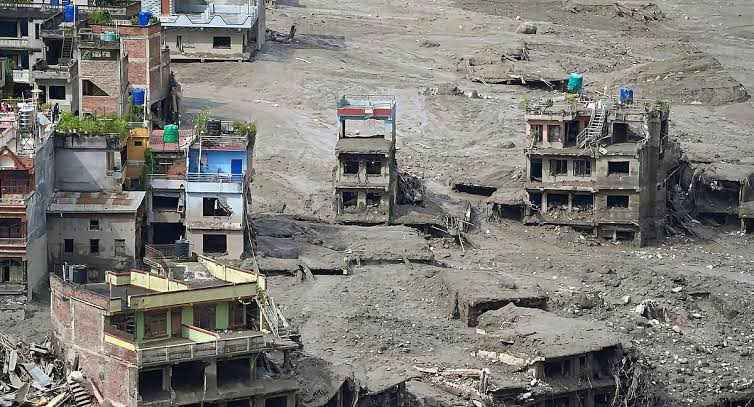 Nepal Flood के बाद मलबे से शव बरामद करते राहतकर्मी