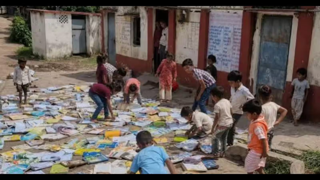 Korba News: टपकती छत के नीचे पढ़ने को मजबूर स्कूली छात्र