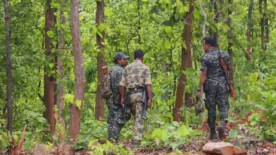 Bastar Gold Recovery: बस्तर के जंगल में जमीन के नीचे छिपा था ‘नक्सली खजाना’! AK-47 के साथ मिला सोना