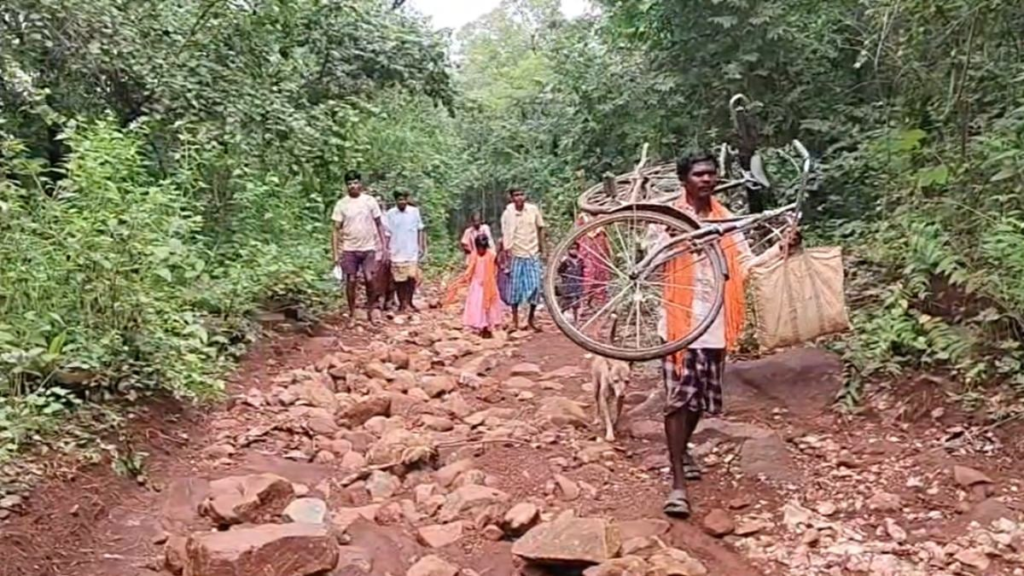 Abujhmarh Narayanpur Road News: तीन दशक से सड़क का इंतजार, 7 किमी पैदल राशन ढोते हैं ग्रामीण
