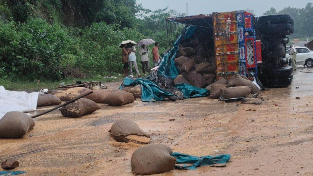 Balod Markatola Ghat Accident News: गणेश विसर्जन से लौट रहे युवकों की पिकअप को ट्रक ने मारी टक्कर, 6 की मौत; 7 गंभीर