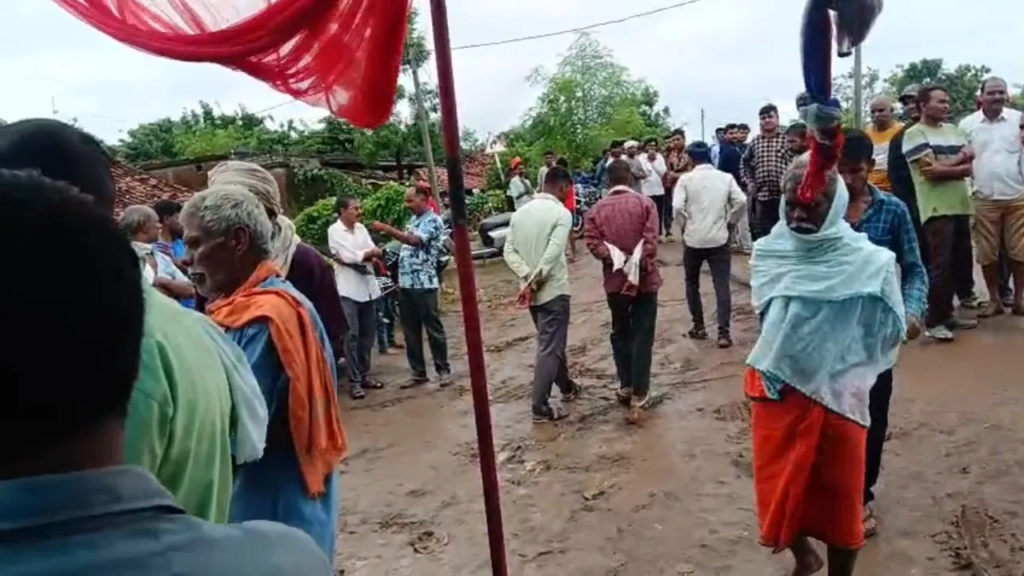 मंडला के हीरापुर गांव में बिजली का तार गिरने से करंट की चपेट में आए लोगों का हादसा