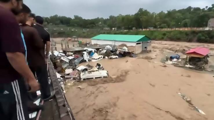 Rajim Flood News: महानदी का रौद्र रूप, कुलेश्वरनाथ मंदिर का शिखर डूबा; 1971 लोग सुरक्षित निकाले गए