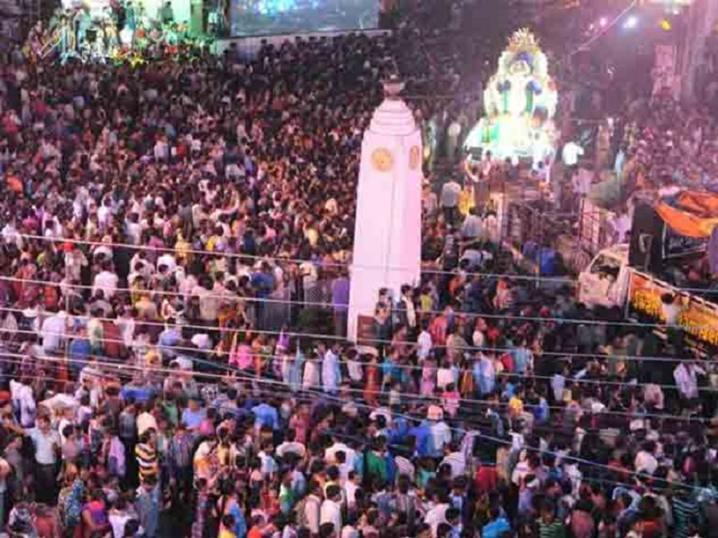 Raipur Ganesh Visarjan Jhanki: भारी भीड़ में फंसी एंबुलेंस, DJ के कंपन से गिरा दुकान का छज्जा    