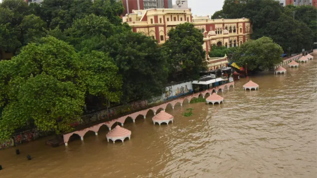 Patna Flood Alert: गंगा का जलस्तर बढ़ने पर 108 गेट बंद, सुरक्षा दीवार बनी पटना का ढाल