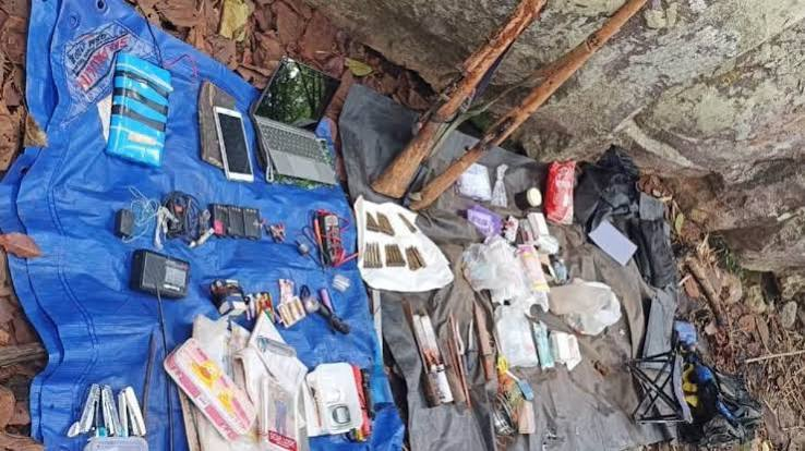 Naxal Dump Recovery: कांकेर में नक्सलियों का छिपाया डंप बरामद, 2 रायफल और 11 कारतूस मिले