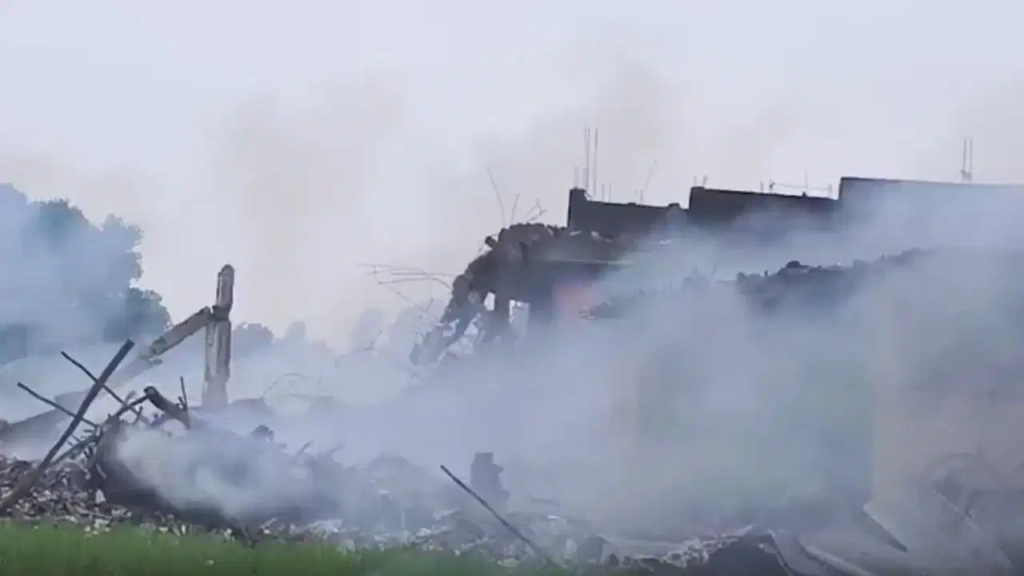 कौशांबी पटाखा फैक्ट्री धमाके के बाद क्षतिग्रस्त मकान और राहत बचाव अभियान