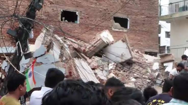 Delhi Building Action: सत्य निकेतन हादसे के बाद अवैध इमारतों पर कार्रवाई