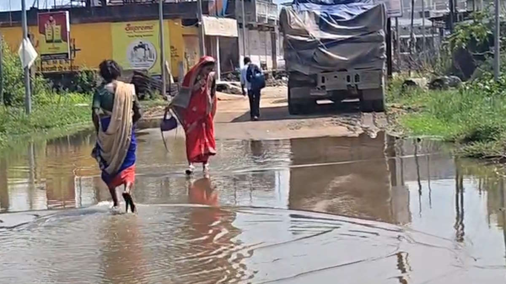 Gariyaband District Hospital: इलाज के लिए गंदे पानी से गुजरने की मजबूरी, 4 साल से नहीं सुधरे हालात