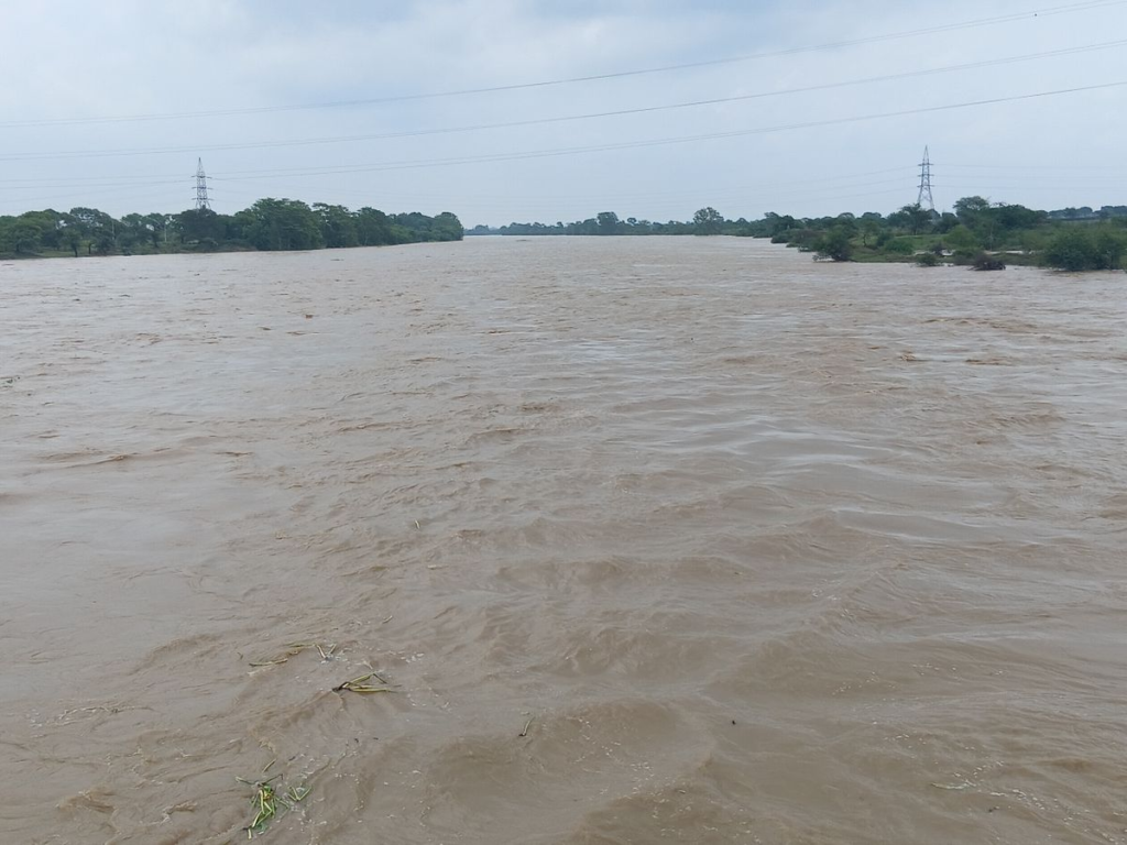 Bemetara News: शिवनाथ नदी में 11 दिन में बदले हालात, 54 गांवों पर पेयजल संकट; पानी के लिए नदी में चलाना पड़ा फावड़ा