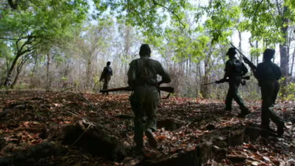 Bijapur Naxalite Surrender: ओडिशा में थे एक्टिव, 6 नक्सलियों ने किया सरेंडर, बीजापुर में जवानों की बड़ी कामयाबी