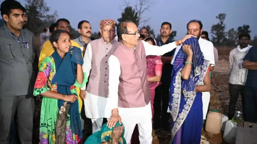 MP Tribal Houses Demolition: 12 आदिवासी परिवारों के घर तोड़ने पर बवाल, शिवराज के विरोध के बाद CM ने दिए जांच के आदेश
