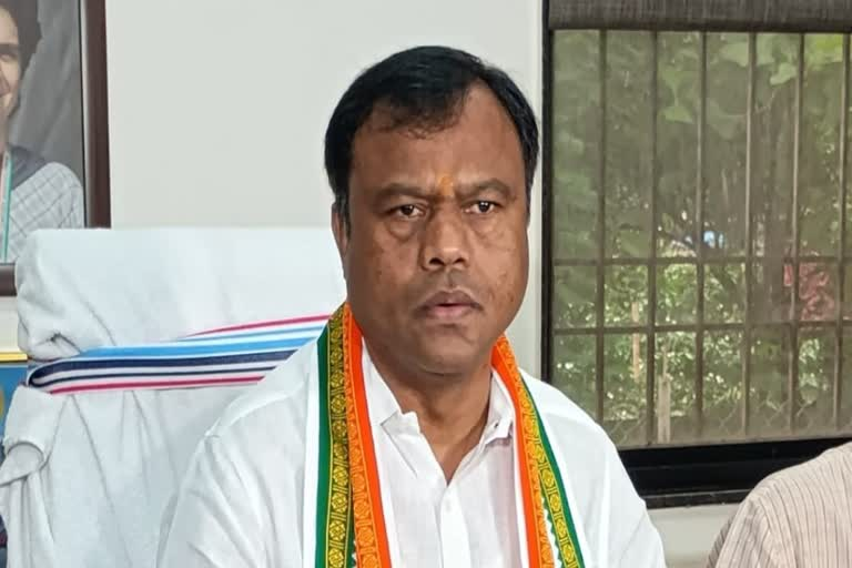 Chhattisgarh Politics: ‘महतारी वंदन में देकर दूसरी तरफ वसूली’, दीपक बैज का महंगाई पर हमला