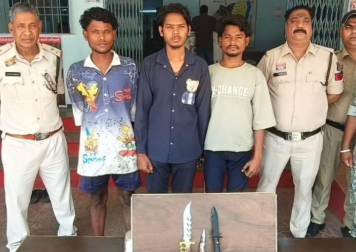 Dhamtari Police Action: गांजे के साथ महिला गिरफ्तार, चाकू लहराकर दहशत फैलाने वाले 3 युवक भी पकड़े गए