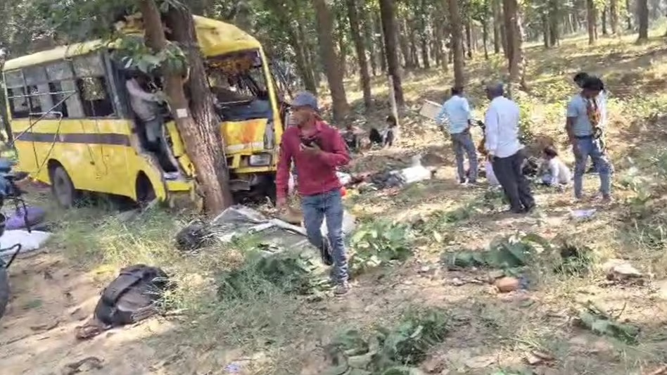 MCB Bus Accident: मनेंद्रगढ़ में पेड़ से टकराई तेज या रफ्तार बस, 6 की मौत और 20 से ज्यादा घायल