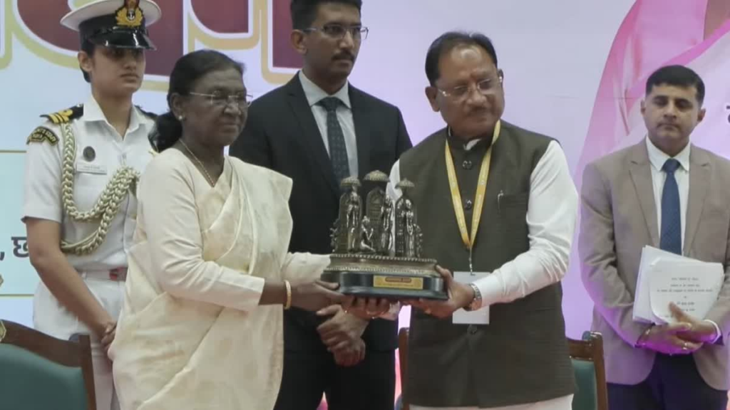 Draupadi Murmu in Chhattisgarh: राष्ट्रपति मुर्मु ने युवाओं को दिया सफलता का मंत्र, 'युवाओं के आचरण में दिखे सम्मान'