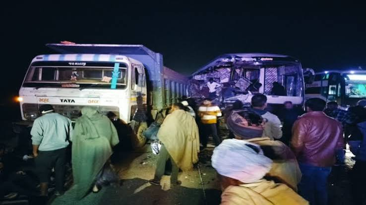 Baloda Bazar Bus Accident: भीषण सड़क हादसा! ट्रक में जा घुसी यात्री बस, कई लोगों की मौत की खबर से मचा हड़कंप