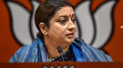 Smriti Irani Raipur Visit: बाकी सब बहन-बेटियां, ‘देश में एक ही मैडम हैं- स्मृति ईरानी ने संगठन में अनुशासन पर दिया जोर