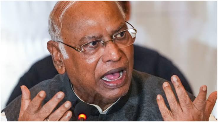 kharge statement controversy: आखिर किस बयान पर 13 मंडलों में पुतला दहन, माफी की मांग पर BJP का उबाल