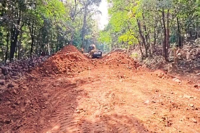 chhattisgarh road project junwani : छत्तीसगढ़ में पहाड़ काटकर बनाई जा रही सडक़, 25 किमी का चक्कर घटकर होगा