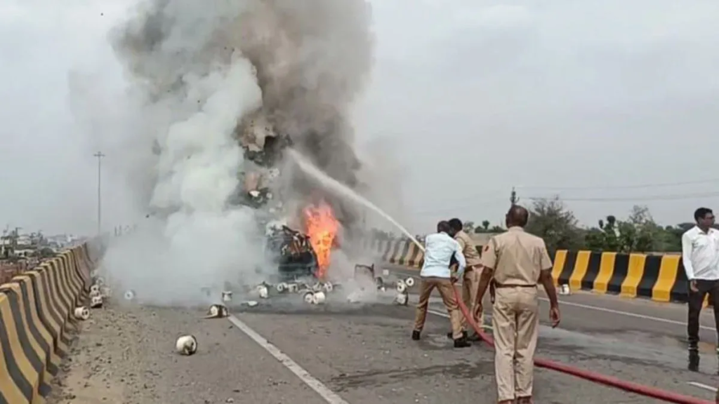 Dongargarh Road Accident: कार-स्कूटी की टक्कर के बाद लगी भीषण आग, दोनों वाहन जले; मालिक की तलाश