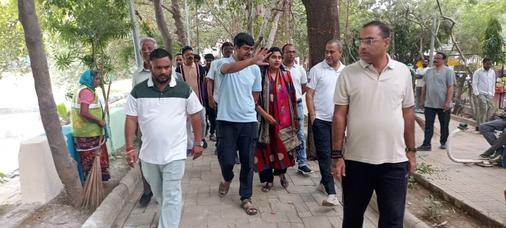 Ward 52 Vinay Pankaj Nirmalkar Raipur : वार्ड 52 में विकास कार्यो का निरीक्षण, गार्डन-तालाब की सफाई और नागरिक सुविधाओं पर जोर