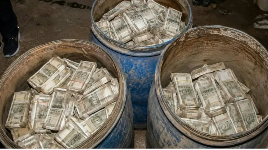 Prayagraj Blue Drum Cash Recovery: नीले ड्रम से निकला करोड़ों का खजाना, देख फटी रह गई पुलिस अफसरों की आंखें, ऐसे खुला राज