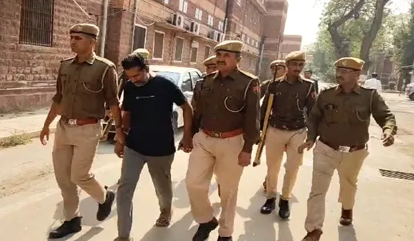 Jashpur Police Custody Escape: बाइक से कूदकर भागा आरोपी, पुलिसकर्मियों को काटा; जंजीर समेत फरार