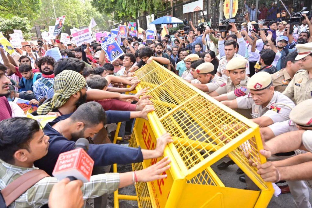 CEC Gyanesh Kumar Protest: जंतर-मंतर पहुंचने की कोशिश में 150 हिरासत में, कपिल सिब्बल-प्रशांत भूषण भी शामिल